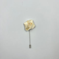 CREAM FLORAL LAPEL PIN