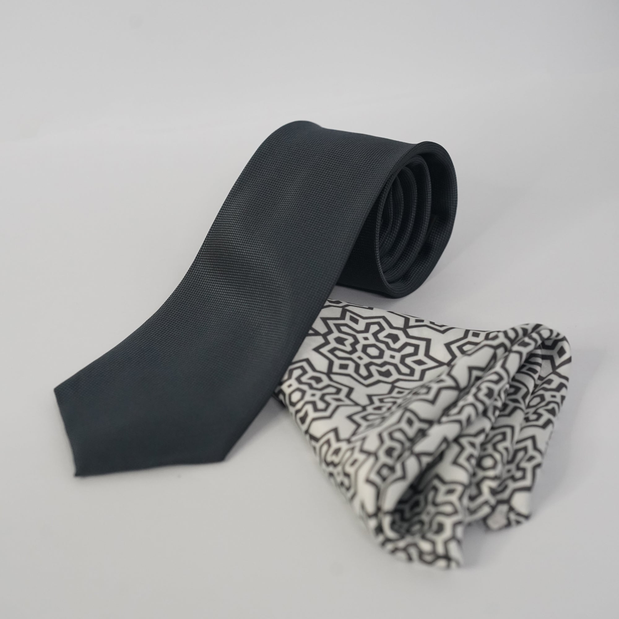 FLORAL INDIGO POCKET SQUARE AND TIE SET