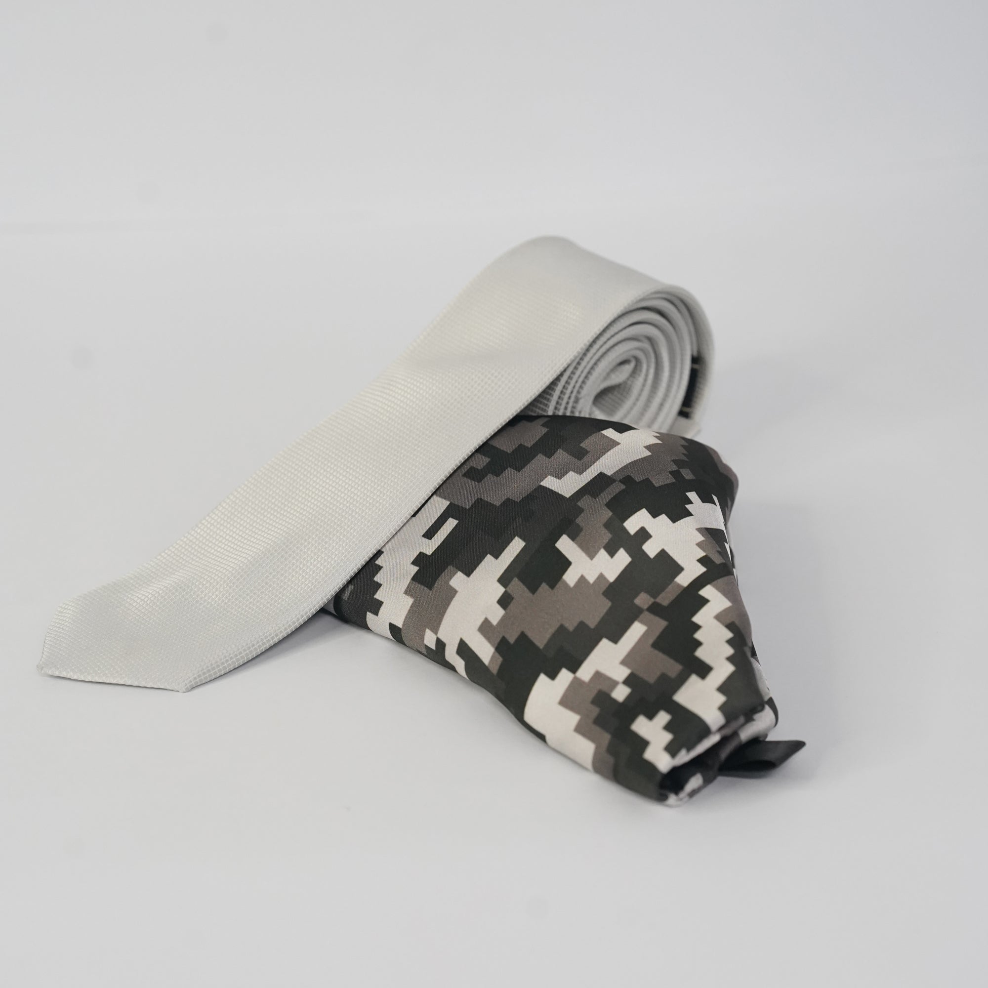 W21-DESERT ARMY POCKET SQUARE AND TIE SET