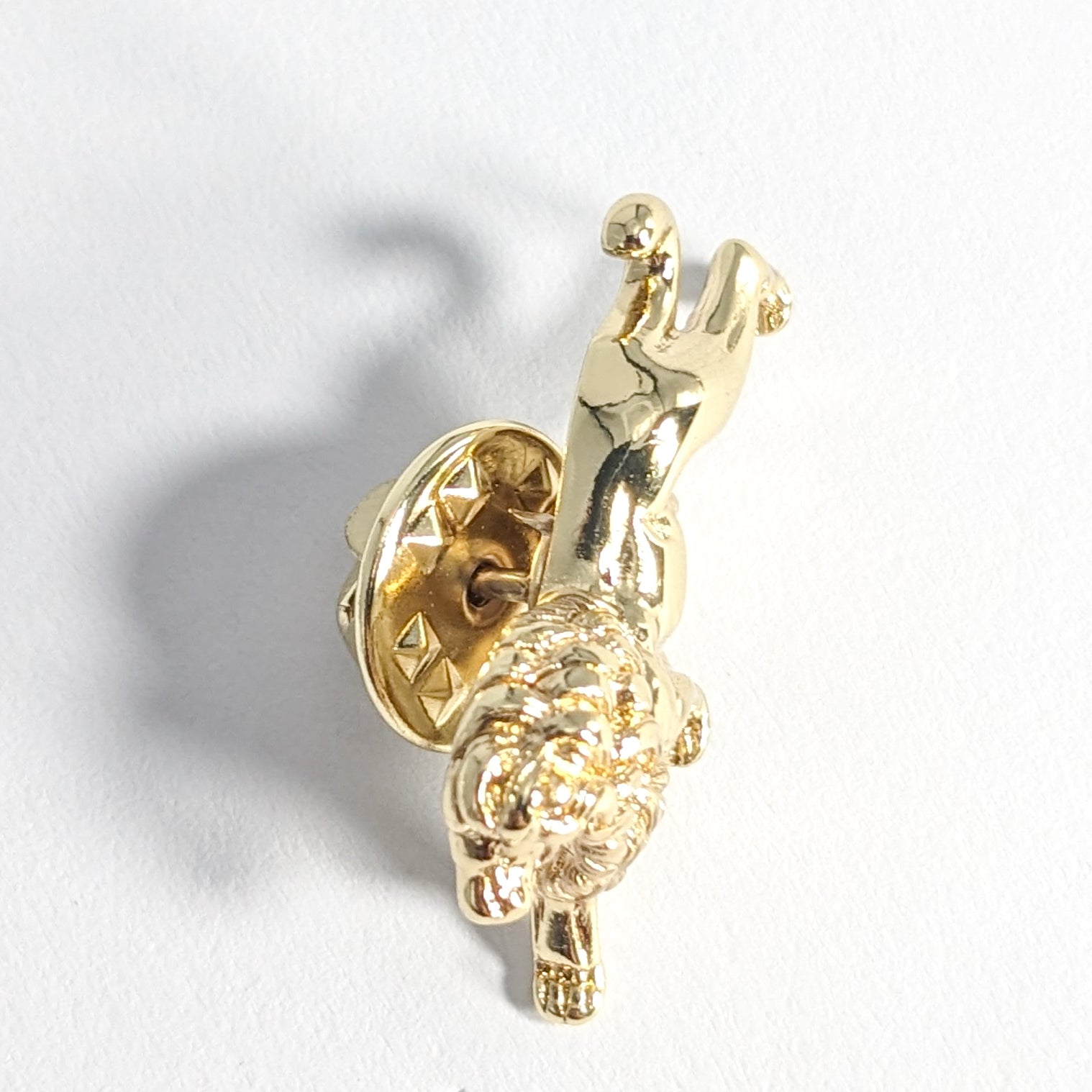 THE KING'S ROARD GOLD BROOCH