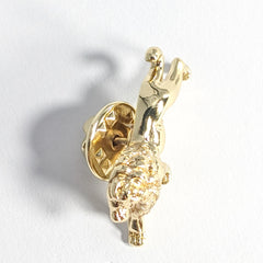 THE KING'S ROARD GOLD BROOCH