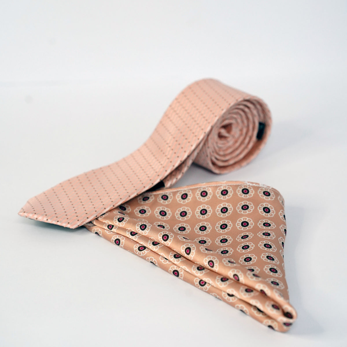 W21-DAISY POCKET SQUARE AND TIE SET